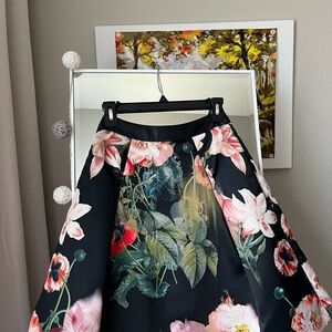A-Line floral full skirt with pockets, above the knee.